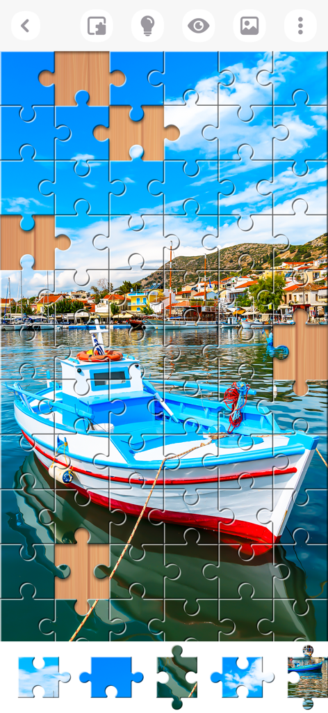 Jigsaw Puzzles Explorer - Gameplay eines Puzzles, das ein farbenfrohes Boot in einem Küstenhafen zeigt.