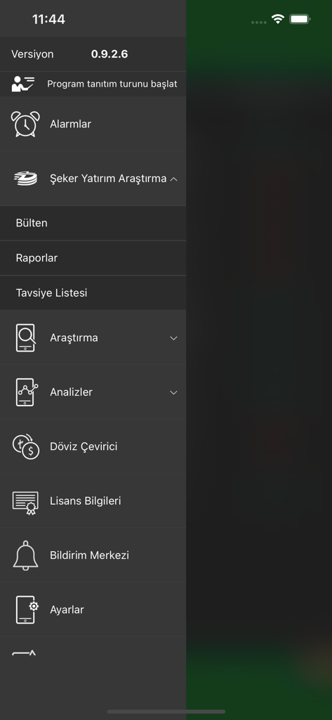 Navigationsschublade der Seker Borsa Mobile Trading App mit Finanzforschung, Analysewerkzeugen und Einstellungen auf Türkisch.