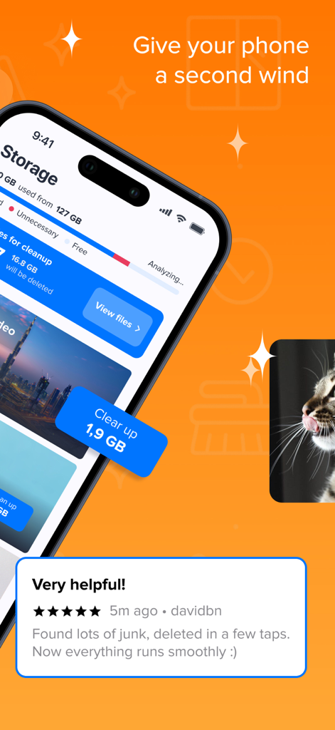 Pantalla del iPhone mostrando la aplicación de limpieza de almacenamiento con una reseña de usuario de cinco estrellas y un botón de limpieza.