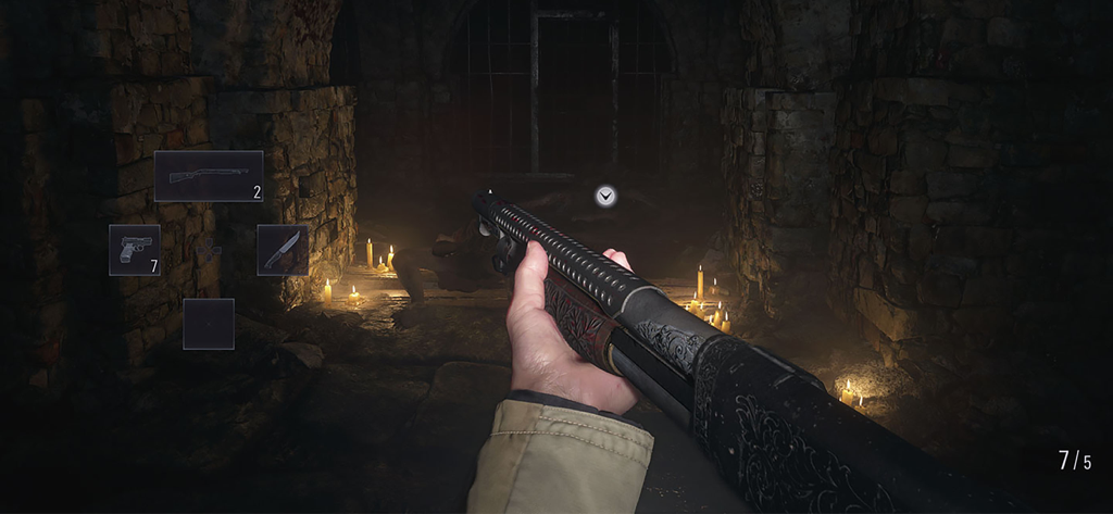 Jugabilidad en primera persona de Resident Evil Village en móvil mostrando una escopeta detallada en una oscura mazmorra iluminada por velas