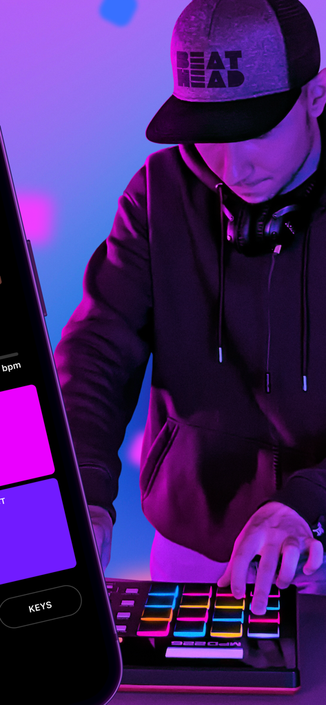 Drum Pad FX - Beat Maker & DJ - Produzent spielt Finger Drumming auf einem Pad mit der mobilen Drum Pad FX App