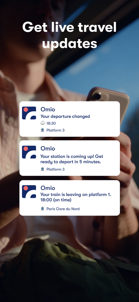 Un smartphone affichant en temps réel les notifications de voyage Omio concernant les changements de départ des trains et les alertes d'arrivée.