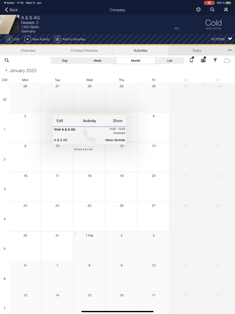 Vue du calendrier mensuel dans CRMpad Legacy affichant les visites de vente planifiées et les détails de l'activité sur une interface iPad