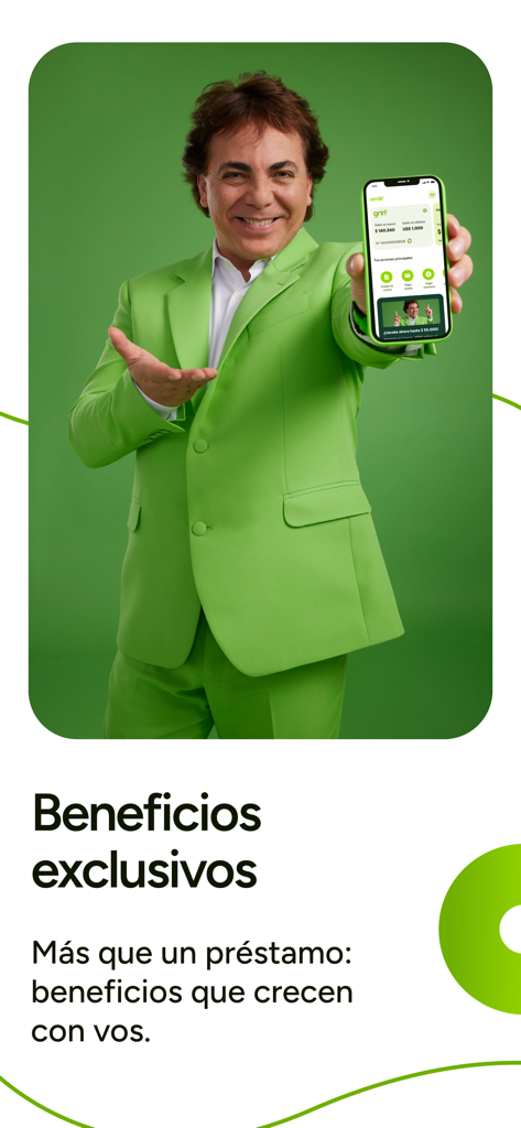 Verde FUCAC - Un hombre sonriente con traje verde sosteniendo un smartphone que muestra el panel de la app Verde FUCAC con texto de beneficios exclusivos debajo.