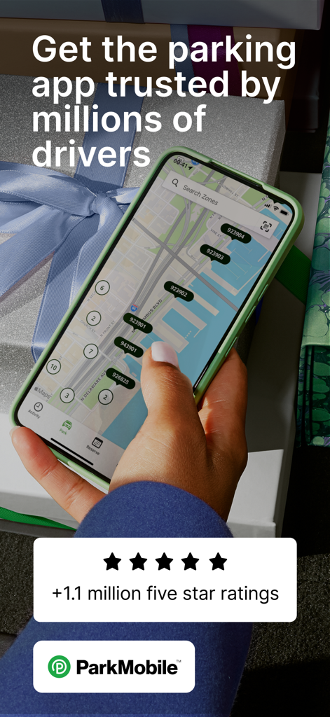 Eine Hand hält ein Telefon, das die ParkMobile-Kartenoberfläche mit Parkzonen-Pins und einer Fünf-Sterne-Bewertung anzeigt