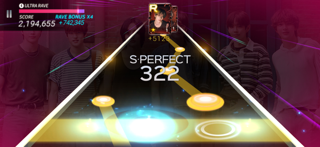 Gameplay interface of SUPERSTAR SMTOWN rhythm game featuring K-Pop artist cards and high score