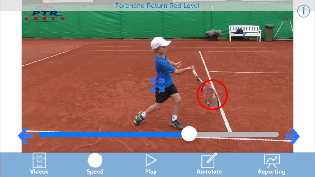 Interfaz de análisis de video de la aplicación PTR Coach Plus mostrando un revés de un jugador de tenis juvenil con anotaciones