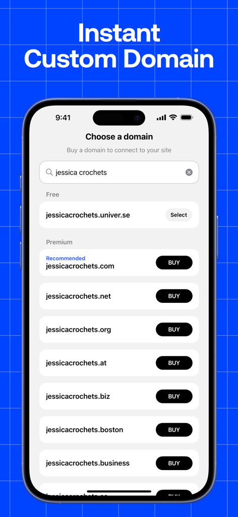 Uno schermo di telefono cellulare che mostra un elenco di nomi di dominio disponibili per un sito web intitolato 'jessica uncinetta' con pulsanti per acquistarli o selezionarli.
