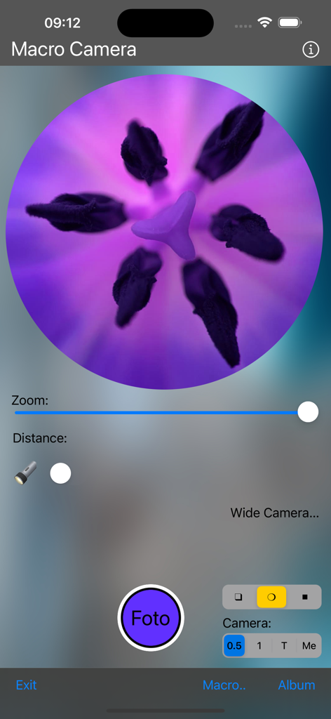 Macro-Camera - Interfaz de la aplicación Macro-Cámara que muestra una foto circular de primer plano de una flor morada y ajustes de la cámara