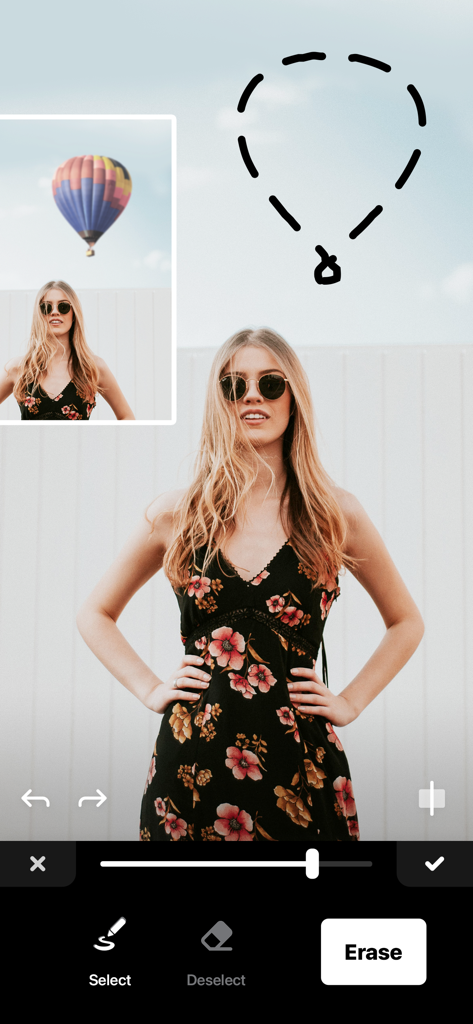 Object Remover by Touch Up - Object Remover App-Oberfläche, die zeigt, wie ein Heissluftballon aus einem Foto einer Frau im Blumenkleid zum Löschen ausgewählt wird.