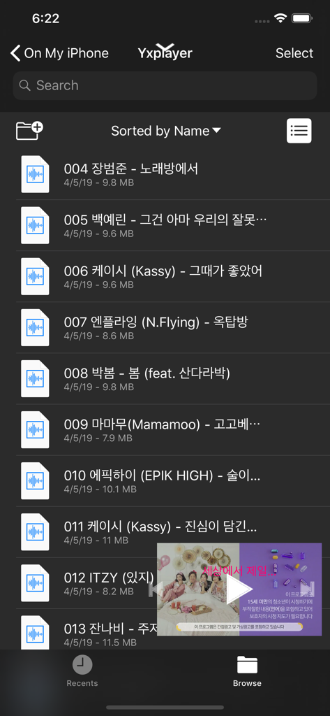 Pantalla de la aplicación Yxplayer que muestra una lista de archivos de audio y una ventana de reproducción de vídeo.