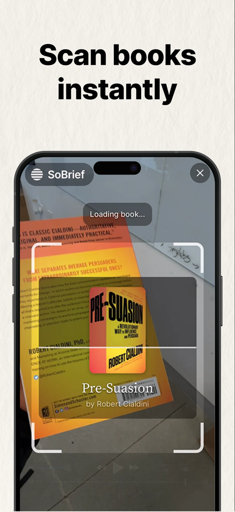 Uno smartphone che utilizza l'app SoBrief per scansionare la copertina di un libro e visualizzare un riassunto istantaneo