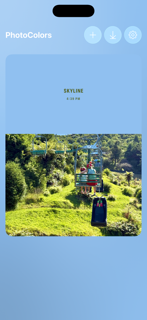 PhotoColors - Tarjeta de color estética en la aplicación PhotoColors mostrando una foto escénica de una silla de teleférico con fondo y tipografía a juego