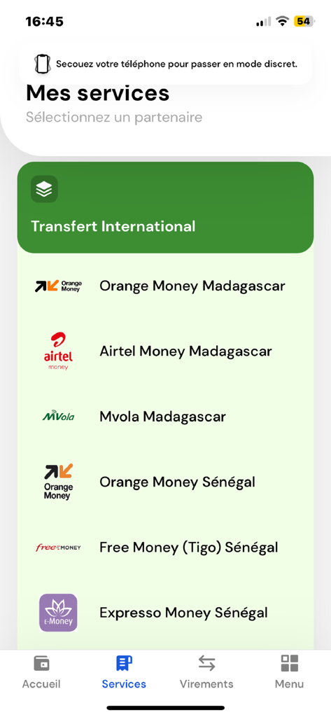 Interface do aplicativo HOLO exibindo parceiros de transferência de dinheiro internacional para Madagascar e Senegal, incluindo Orange Money e Airtel Money.