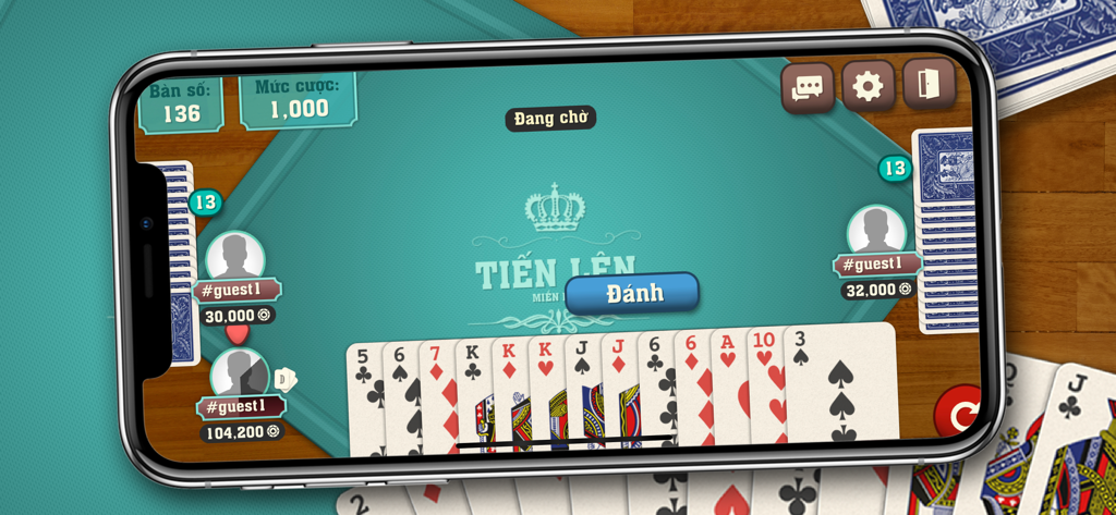 Interfaz de juego móvil de Tien Len Mien Nam que muestra una mesa de cartas y la mano del jugador.