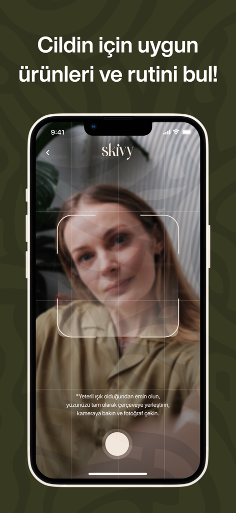 Skivy: AI Cilt Bakımı - Pantalla de smartphone mostrando la función de escaneo facial de la aplicación Skivy para análisis de piel con IA