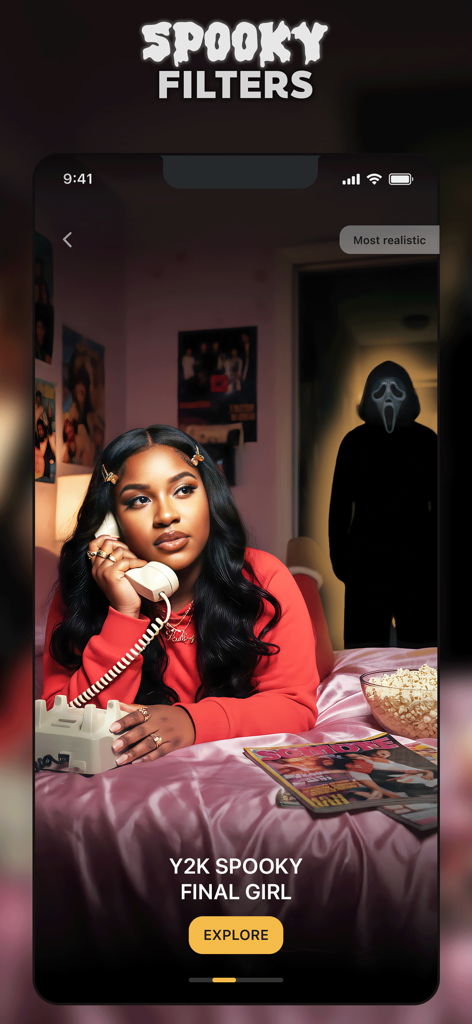 Pose: AI Photo Video Generator - Una mujer usando el filtro de chica final espeluznante Y2K en la aplicación Pose AI, con una figura de película de terror al fondo.