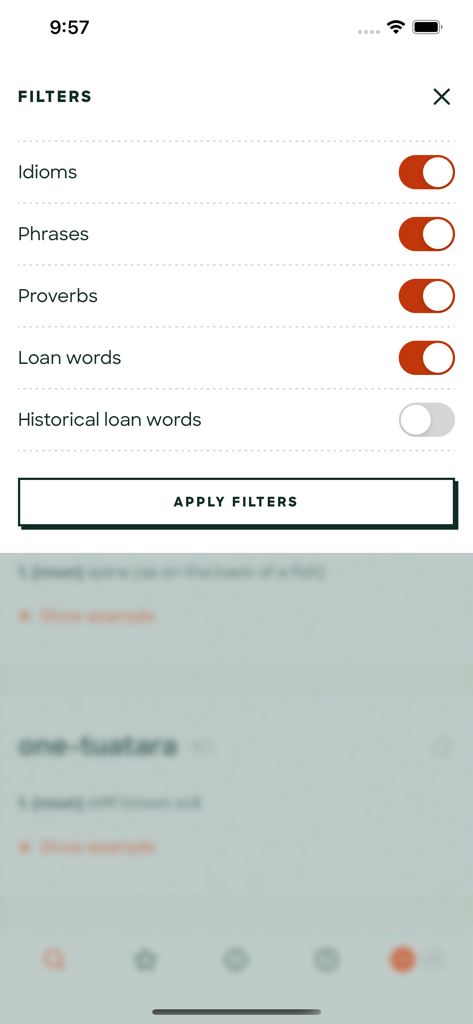 Pantalla de filtros de búsqueda de Te Aka Maori Dictionary que muestra opciones para activar/desactivar modismos, frases, proverbios y palabras prestadas.