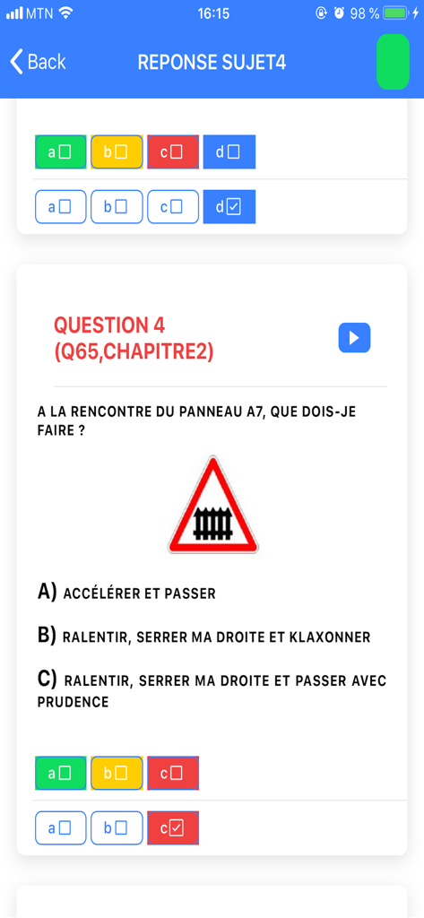 Mobile app screen showing a driving code exam question with a railway crossing sign and multiple choice options in French.
