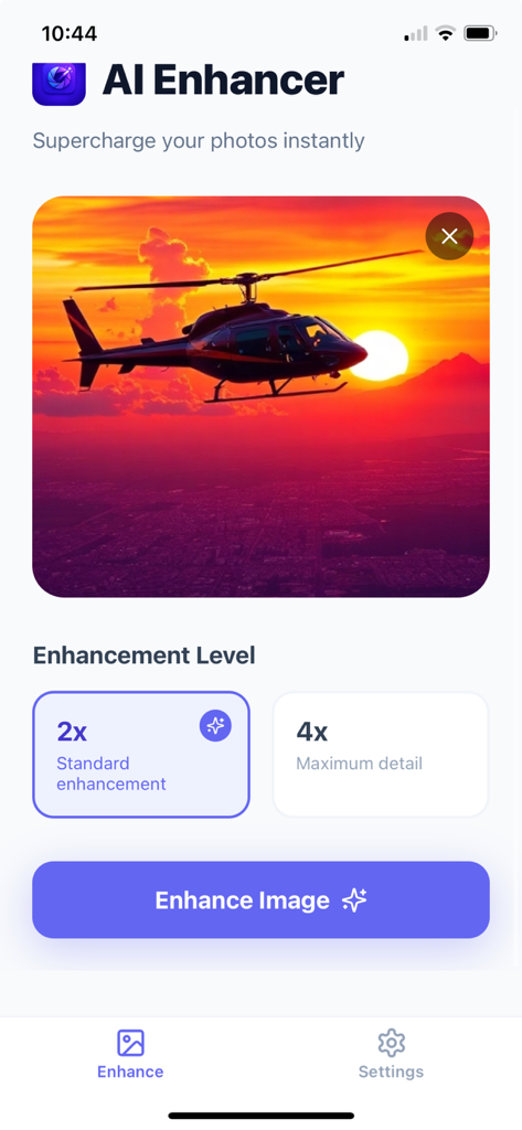 AI 이미지 향상기 앱의 인터페이스로, 일몰 시 헬리콥터 사진에 대한 2배 및 4배 업스케일링 레벨을 보여줍니다.