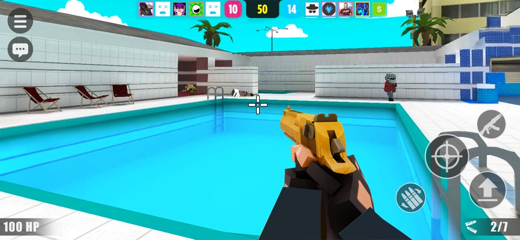 BLOCKFIELD: FPS Pixel Shooter - Perspectiva en primera persona de un juego de disparos pixelado con una pistola dorada en una arena junto a la piscina.