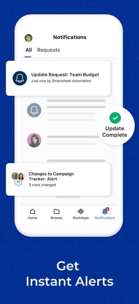 Captura de pantalla móvil del centro de notificaciones de Smartsheet que muestra alertas de proyecto y solicitudes de actualización de presupuesto.