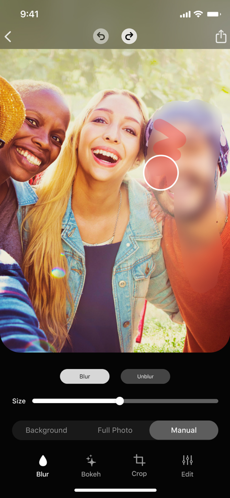 Blur Photo - Effect Editor - Benutzeroberfläche der Blur Photo App, die den manuellen Gesichts-Weichzeichnungseffekt zeigt, der auf eine Person in einem Gruppenfoto zum Schutz der Privatsphäre angewendet wird