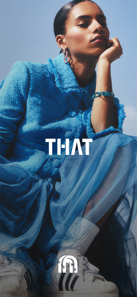 THAT Concept Store - Shopping - Una donna indossa un'elegante giacca blu e una gonna di tulle posando per l'app THAT Concept Store