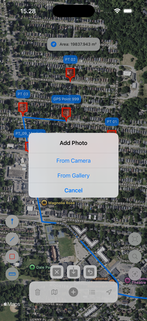Aplicativo UTM Maps mostrando uma visualização de mapa de satélite com pontos marcados e um menu pop-up para adicionar uma foto da câmera ou galeria