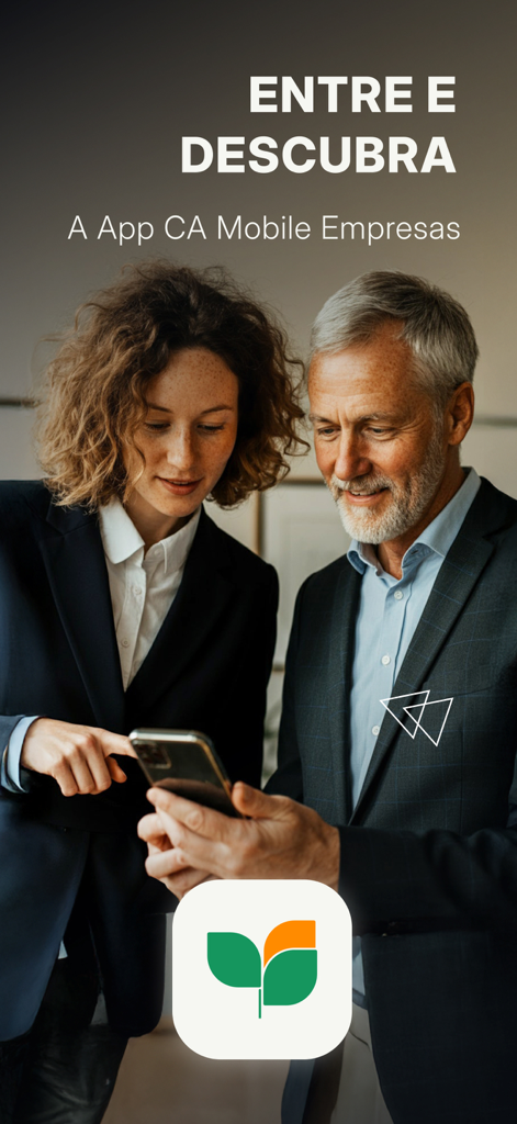 CA Mobile Empresas - Un hombre y una mujer con trajes de negocios mirando la aplicación CA Mobile Empresas en un smartphone