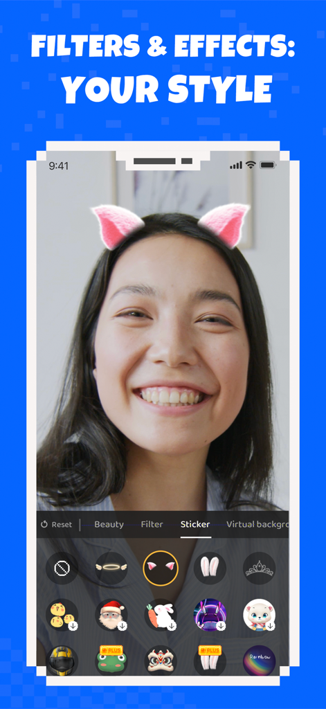 Una mujer usando un filtro AR de orejas de gato durante una videollamada en la aplicación Hay.