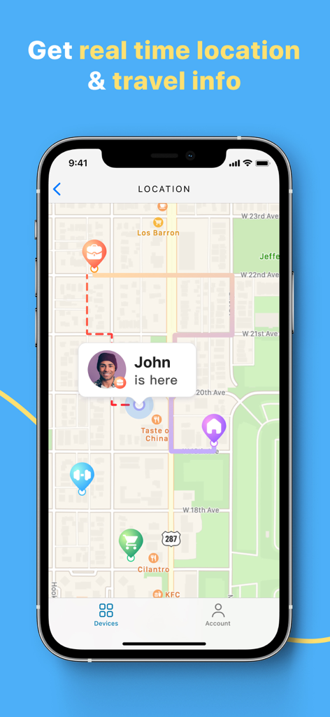 Un teléfono inteligente que muestra la interfaz de la aplicación mSpy Lite con rastreo de ubicación en tiempo real e historial de viajes en un mapa