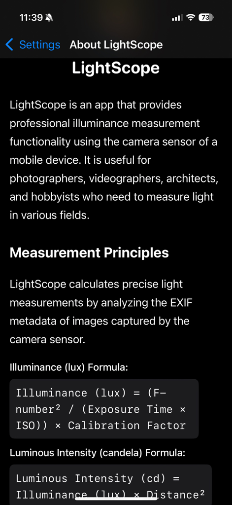 Light Scope - Lux Meter - Light Scopeアプリの情報画面に、ルクスとカンデラ測定の原理と数式が表示されています