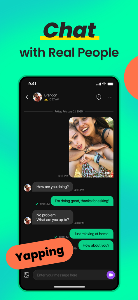 Una captura de pantalla de la aplicación Azar mostrando una conversación de texto privada con el titular Chatea con Gente Real