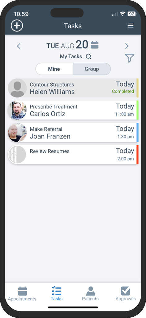 Interfaz de la aplicación móvil ARIA CORE que muestra una lista de tareas clínicas para pacientes oncológicos en un smartphone.
