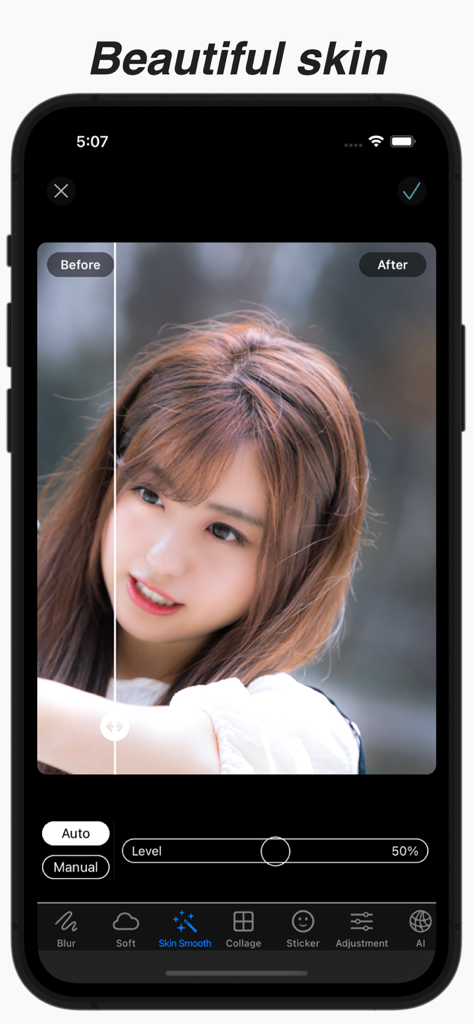 Tela de smartphone mostrando um recurso de edição de fotos de suavização de pele com uma comparação antes e depois