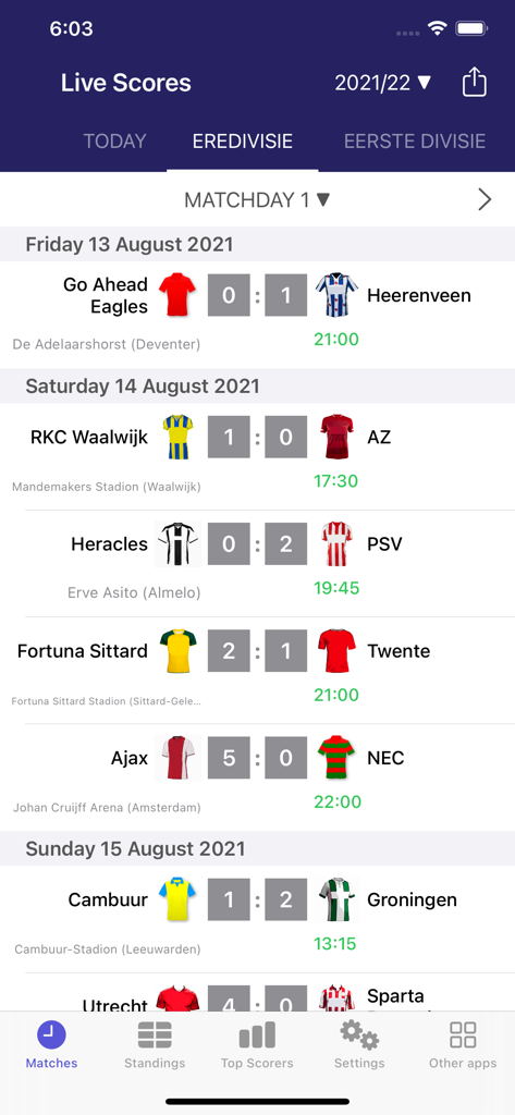 Una pantalla de aplicación móvil que muestra resultados en vivo y calendarios de partidos de la liga de fútbol neerlandesa Eredivisie, incluyendo equipos como Ajax y PSV.