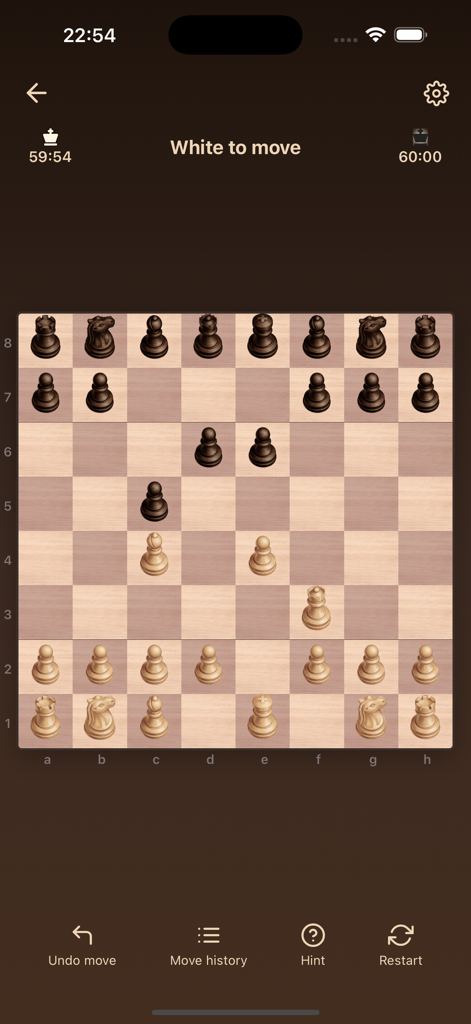 Chess Pro: vs AI & 2 Player - Una partida de ajedrez en curso en la aplicación móvil Chess Pro mostrando un tablero de madera y controles de juego.