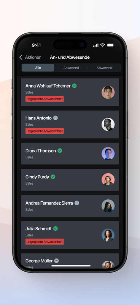 ATOSS Staff Center - Panel móvil en ATOSS Staff Center que muestra una lista de empleados presentes y ausentes con indicadores de estado.