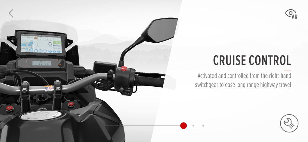 Una vista de cerca del panel de instrumentos y el manillar de una motocicleta en la aplicación Honda Motorcycles Europe que destaca la función de control de crucero.