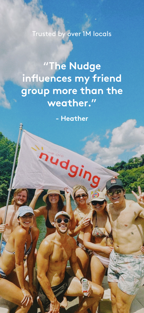 The Nudge - 배 위에서 웃고 있는 젊은 친구들 그룹이 '우리는 너지(nudge)하고 있습니다'라고 적힌 깃발을 들고 있습니다.