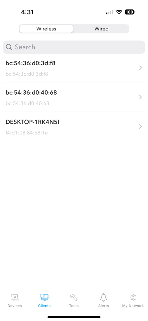 HPE Aruba Networking Centralアプリのインターフェース内のMACアドレスとデバイス名を含む接続済みワイヤレスネットワーククライアントの一覧