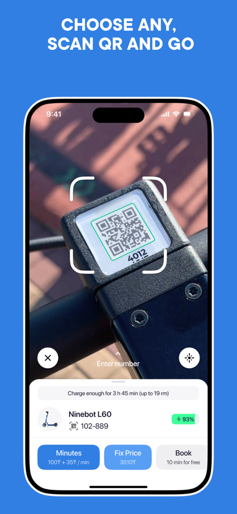 JET – scooter sharing - Um smartphone escaneando um código QR na manopla de um patinete elétrico usando o aplicativo de compartilhamento de patinetes JET