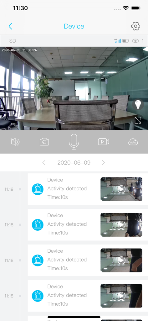 Interface de l'application mobile Ubox affichant un flux de caméra de sécurité en direct d'un bureau et une liste chronologique des activités de mouvement détectées avec des miniatures vidéo.