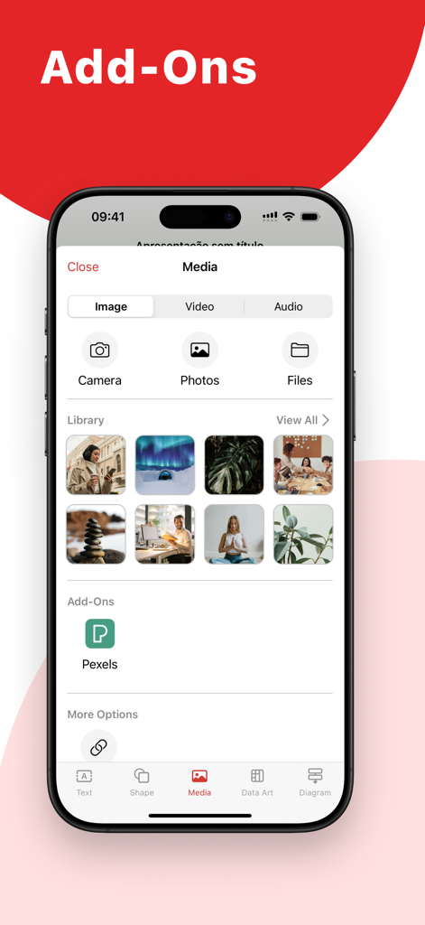 Interface do aplicativo Zoho Show mostrando opções de mídia, incluindo o add-on do Pexels e uma biblioteca de imagens para apresentações