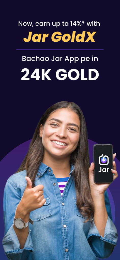 Jar:Save Money in Digital Gold - Eine lächelnde Frau, die ein Smartphone mit dem Jar-App-Logo für digitale Goldersparnisse hält