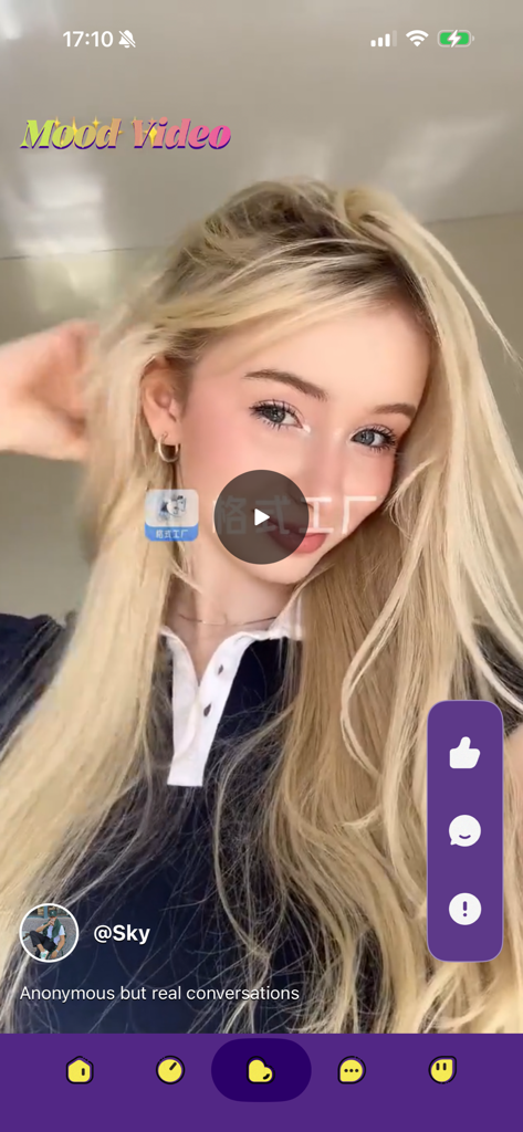 Captura de pantalla de un video corto en la aplicación Joli con una mujer rubia con el texto Mood Video y subtítulo de chat anónimo.