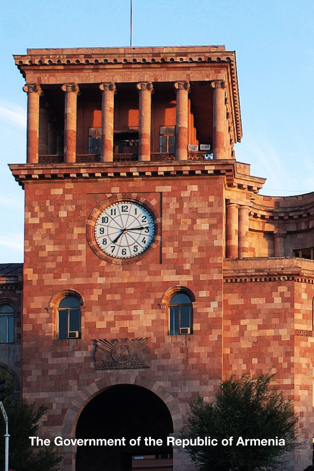 iGov.am - La torre del reloj del Edificio Gubernamental de la República de Armenia