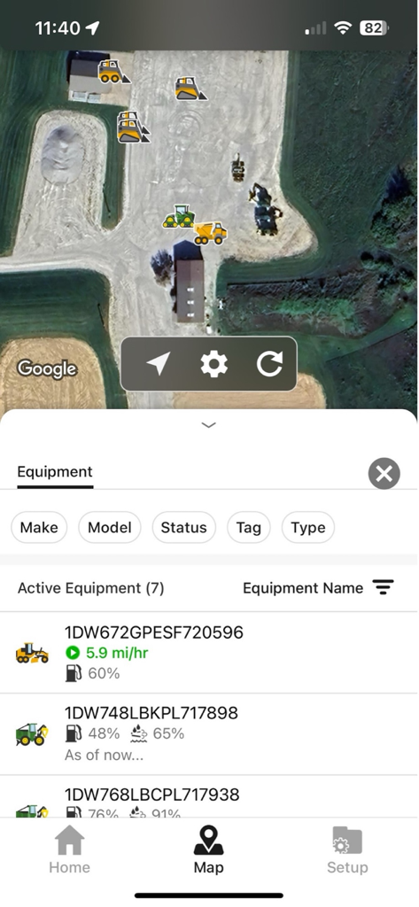 Operations Center Mobile - Vista de mapa satelital en John Deere Operations Center Mobile que muestra las ubicaciones de los equipos en tiempo real y las métricas de estado
