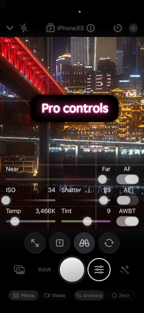 Unsharp - 都市の夜景の上にプロのマニュアルカメラ設定が表示されているUnsharpアプリのインターフェース。